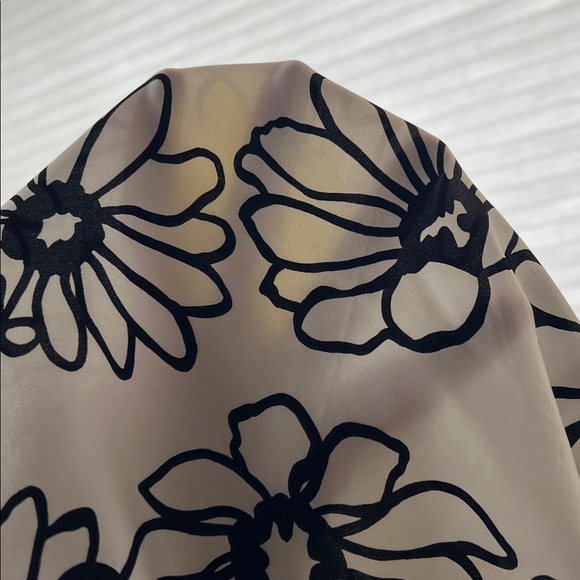 🌼Cheerful Mod-Daisy Square Silk VTG Liz Claiborne Black & Yellow on White Scarf - Picture 14 of 17